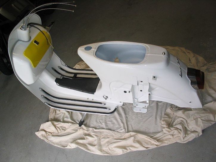 ancien scooter vintage vespa 180 super sport 1965 blanc jaune restauration assemblageatelier scoot'n groove orleans